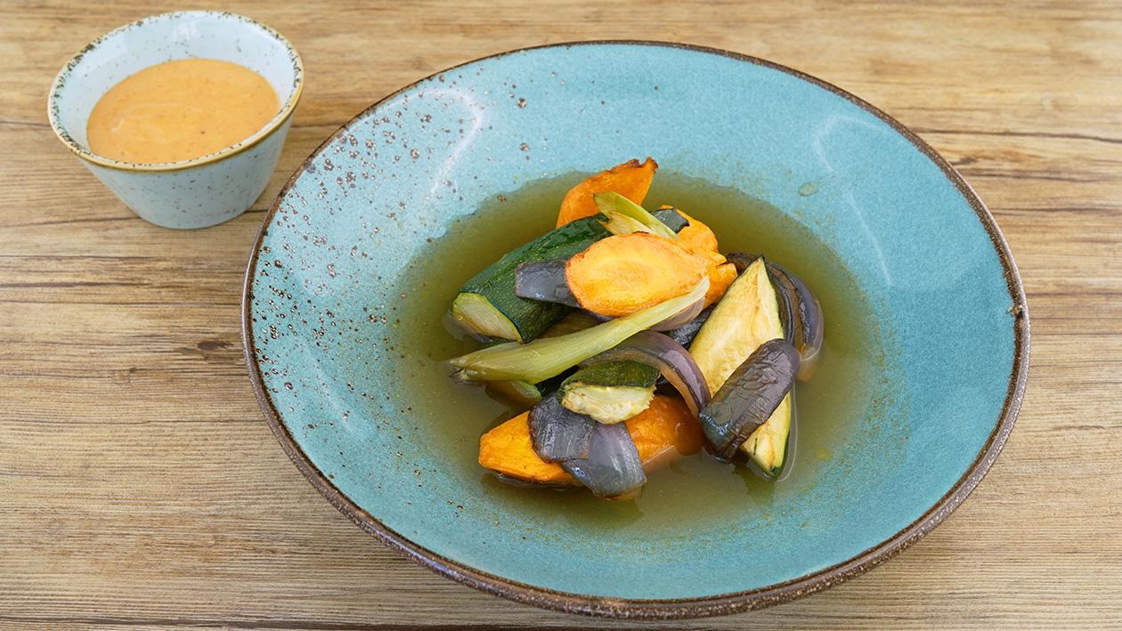 Ofengemüse mit Gewürzbrühe und einem pikanten Soja-Knoblauch-Dipp Ofengemüse mit Gewürzbrühe und einem pikanten Soja-Knoblauch-Dipp
