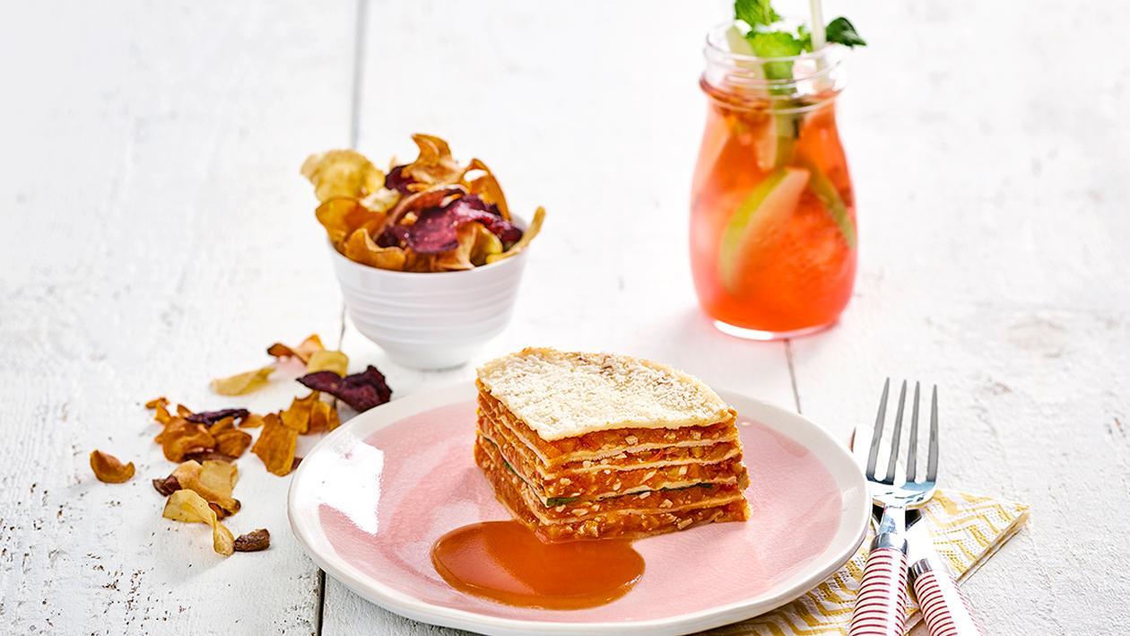 Palatschinken Pie mit Gemüsebolognese, Tomatensauce und Gemüsechips Palatschinken Pie mit Gemüsebolognese, Tomatensauce und Gemüsechips
