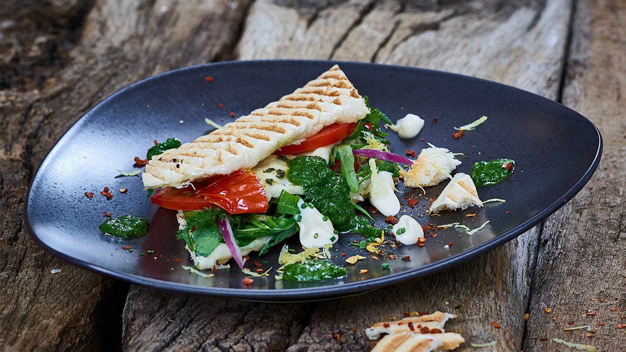 Panini Sandwich mit Tomate, Mozzarella und Rucola und Zwiebelmarmelade Panini Sandwich mit Tomate, Mozzarella und Rucola und Zwiebelmarmelade