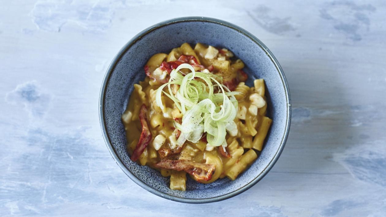 Pasta Mista mit Blumenkohl, silbernem Degenfisch, getrockneten Tomaten, Limette und krossem Sellerie Pasta Mista mit Blumenkohl, silbernem Degenfisch, getrockneten Tomaten, Limette und krossem Sellerie