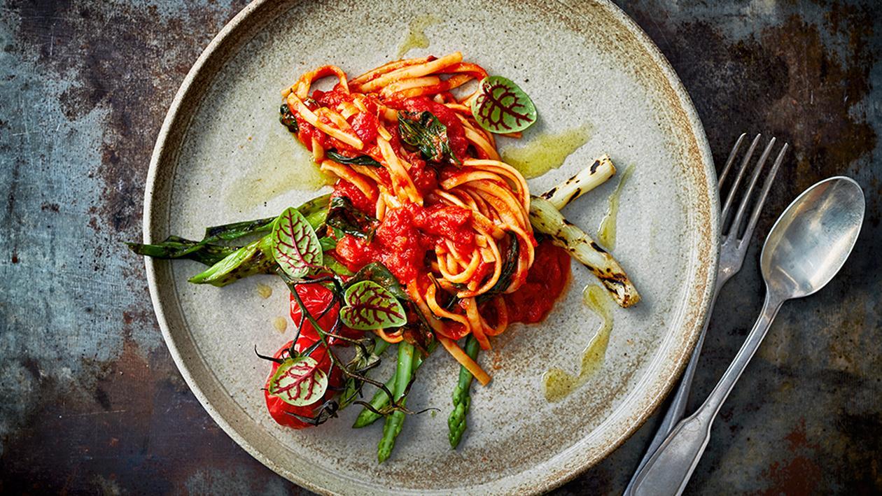 Pasta mit cremiger Thai Red Curry Tomatensauce Pasta mit cremiger Thai Red Curry Tomatensauce