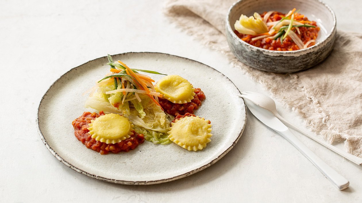 Pastinaken – Blauschimmelkäse Ravioli mit Linsenbolognese und vergorenen Chinakohl Pastinaken – Blauschimmelkäse Ravioli mit Linsenbolognese und vergorenen Chinakohl
