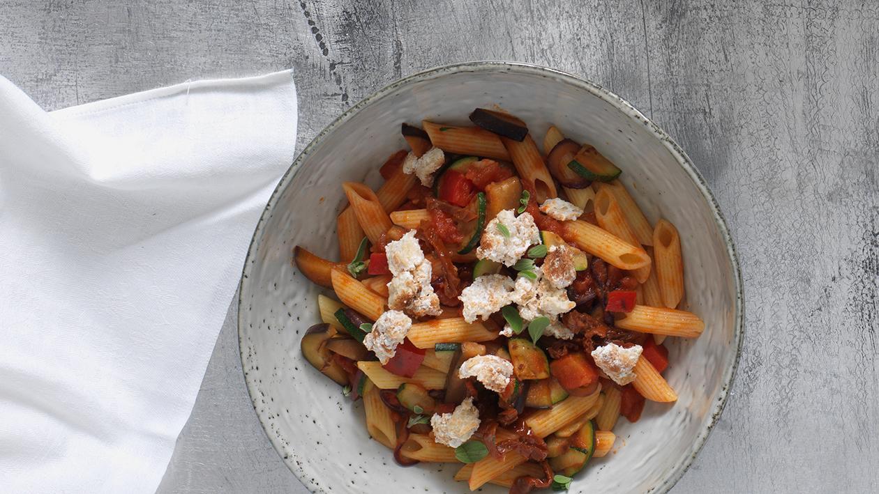 Penne mit Tomaten-Gemüsesauce und Ziegenkäse-Crumble Penne mit Tomaten-Gemüsesauce und Ziegenkäse-Crumble