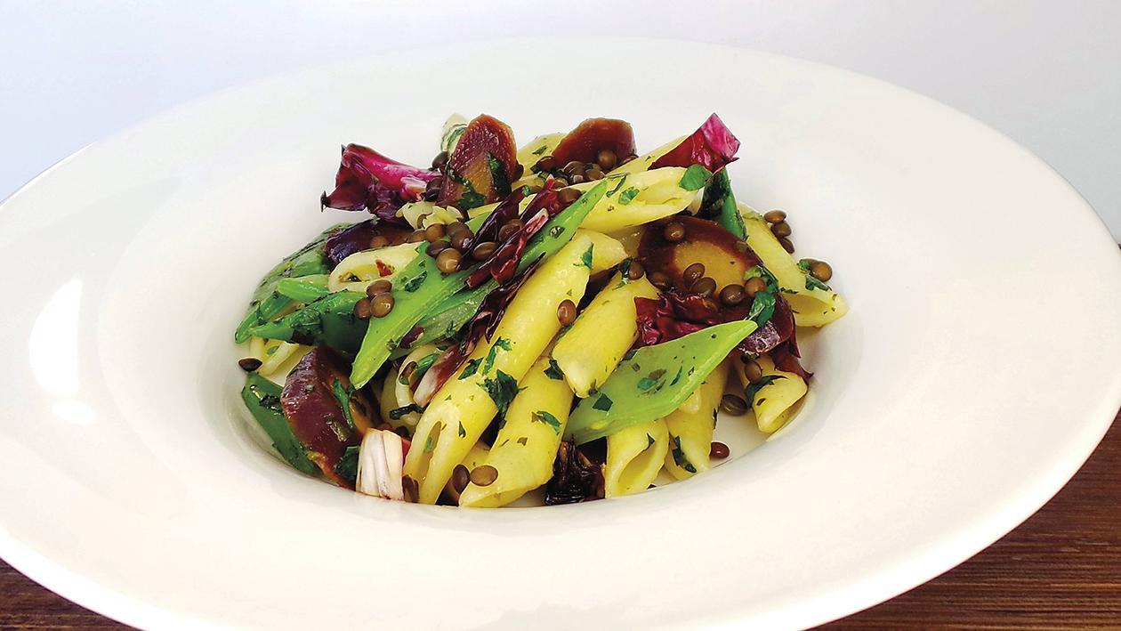 Penne mit Wildkräuter-Zitronenpesto, Stangenbohnen, violetten Möhren und schwarzen Linsen Penne mit Wildkräuter-Zitronenpesto, Stangenbohnen, violetten Möhren und schwarzen Linsen