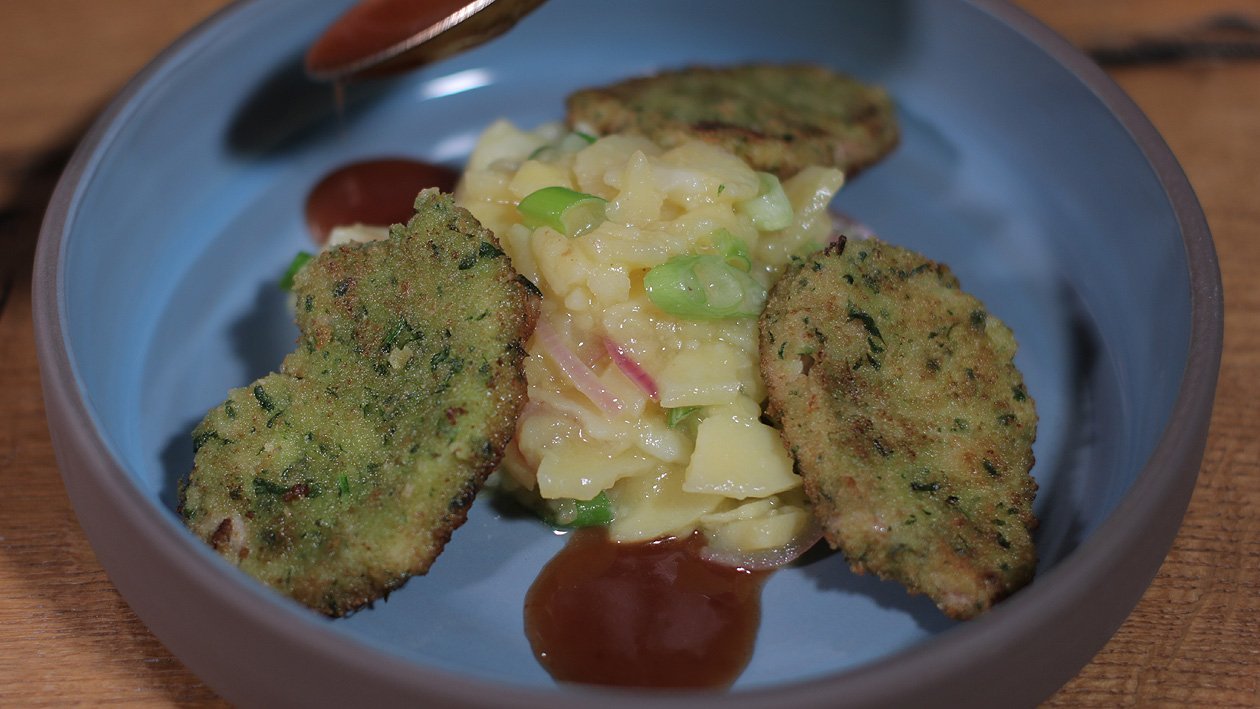 Petersilienschnitzel mit Preiselbeerjus und Kartoffelsalat Petersilienschnitzel mit Preiselbeerjus und Kartoffelsalat