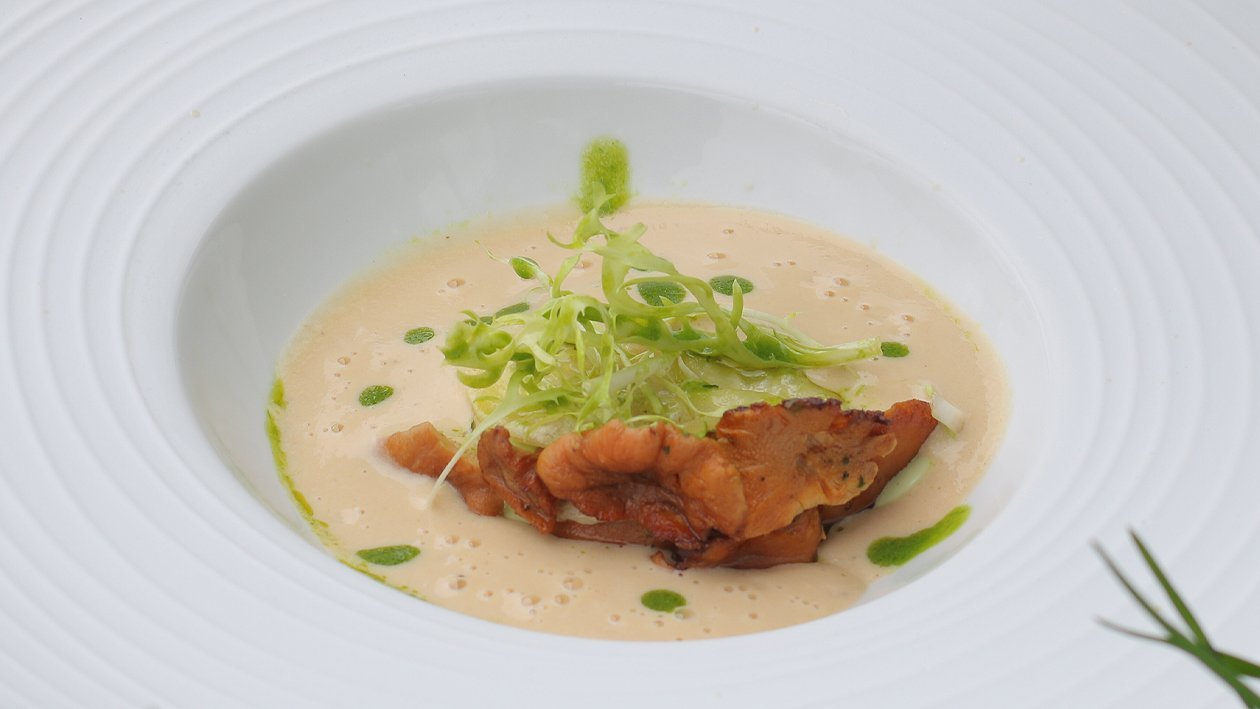 Pfifferlings-Cremesuppe mit offenem Pfifferlings-Ravioli Pfifferlings-Cremesuppe mit offenem Pfifferlings-Ravioli