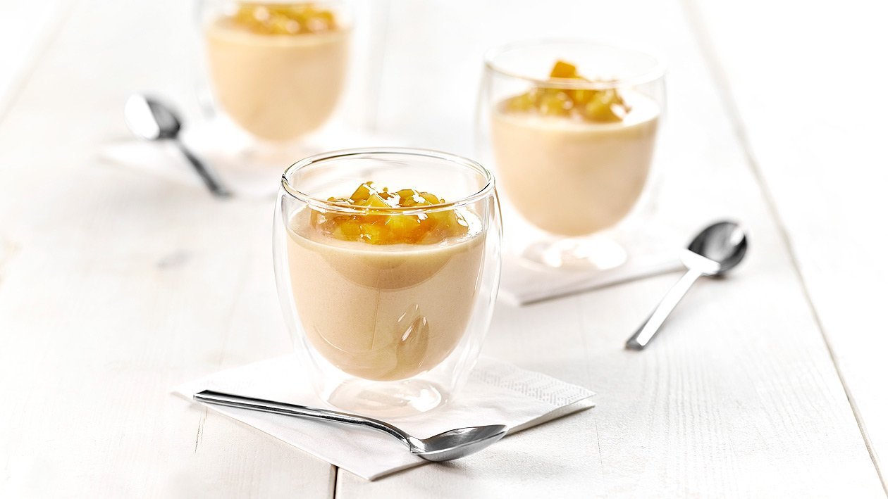 Pfirsich-Buttermilch Puddingcreme mit Gelber Grütze Pfirsich-Buttermilch Puddingcreme mit Gelber Grütze
