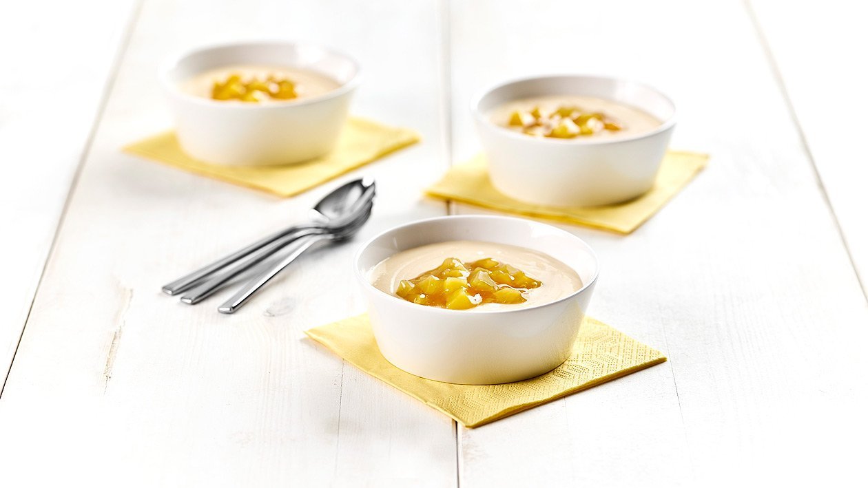 Pfirsich-Buttermilch Puddingsuppe mit Gelber Grütze Pfirsich-Buttermilch Puddingsuppe mit Gelber Grütze