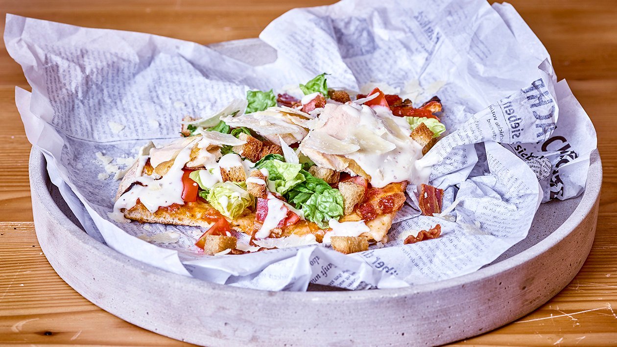 Pizza Margarita belegt mit Caesar Salat Pizza Margarita belegt mit Caesar Salat