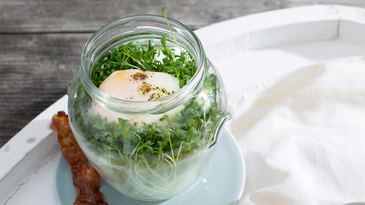 Pochiertes Ei mit Kresse und Speck Pochiertes Ei mit Kresse und Speck