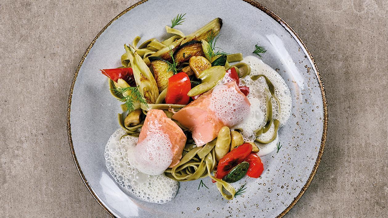 Pochiertes Lachsfilet mit mediteranem Gemüse und Tagliatelle Verde Pochiertes Lachsfilet mit mediteranem Gemüse und Tagliatelle Verde
