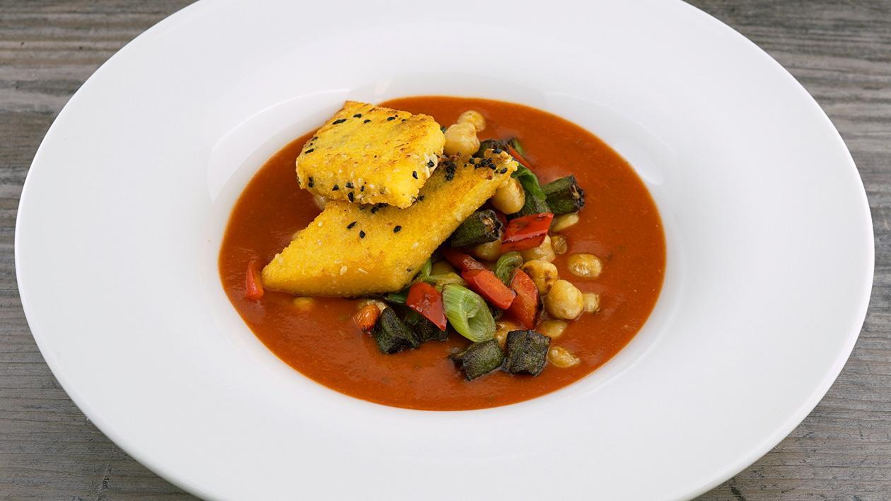 Polenta, Asia Style auf Kichererbsen und Okraschoten dazu eine Tomaten-Erdnuss-Sauce Polenta, Asia Style auf Kichererbsen und Okraschoten dazu eine Tomaten-Erdnuss-Sauce