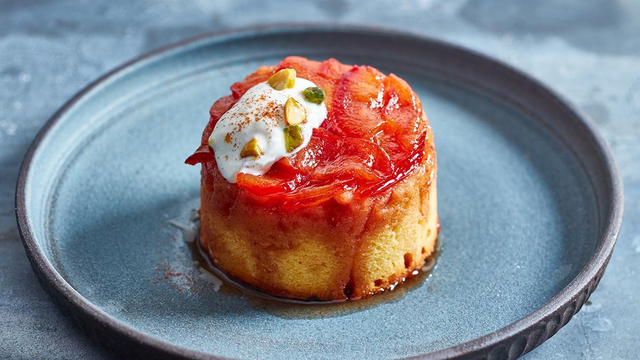 Polenta Kuchen Upside down mit Karamelisierten Pflaumen Polenta Kuchen Upside down mit Karamelisierten Pflaumen
