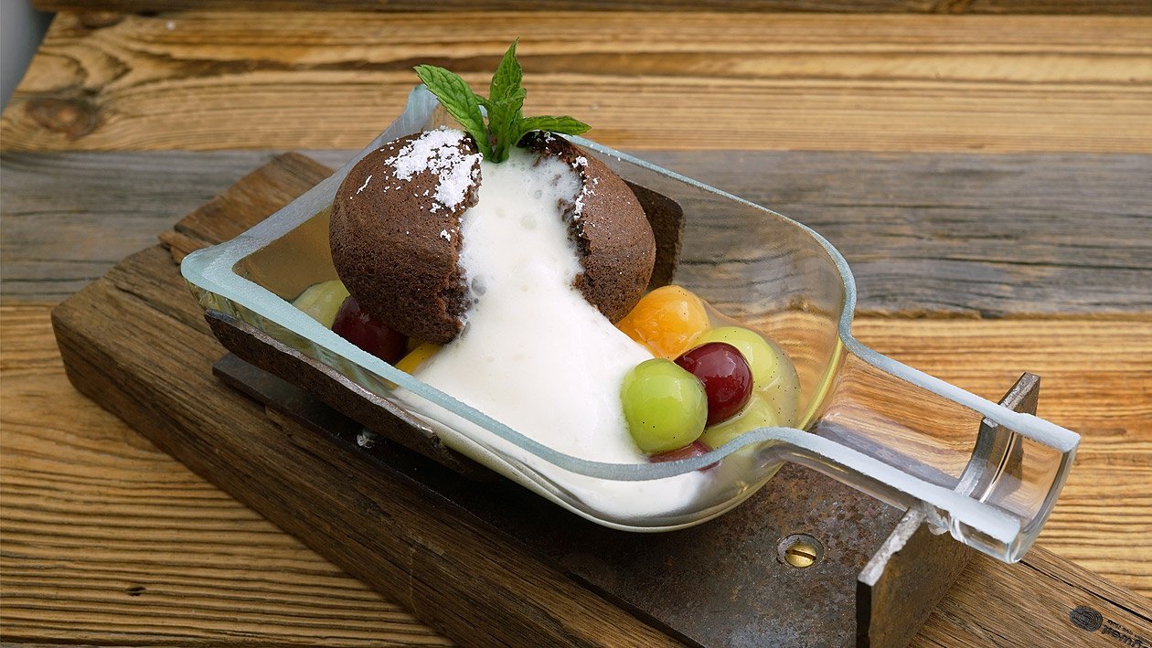 Prosecco Panna Cotta mit Bowlenfrüchte und Schoko-Nusskuchen Prosecco Panna Cotta mit Bowlenfrüchte und Schoko-Nusskuchen