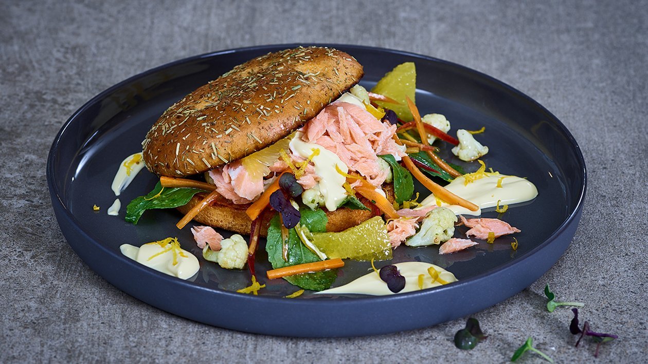 Pulled Lachs Burger mit Orangen - Hollandaise und Blumenkohl - Möhrensalat Pulled Lachs Burger mit Orangen - Hollandaise und Blumenkohl - Möhrensalat