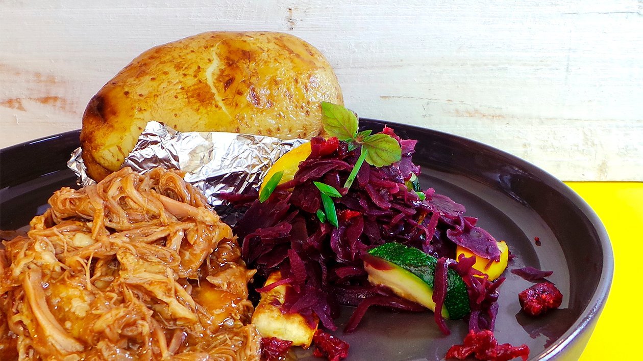 Pulled Truthahn mit Marzipansauce, Rotkohl und Ofenkartoffel Pulled Truthahn mit Marzipansauce, Rotkohl und Ofenkartoffel