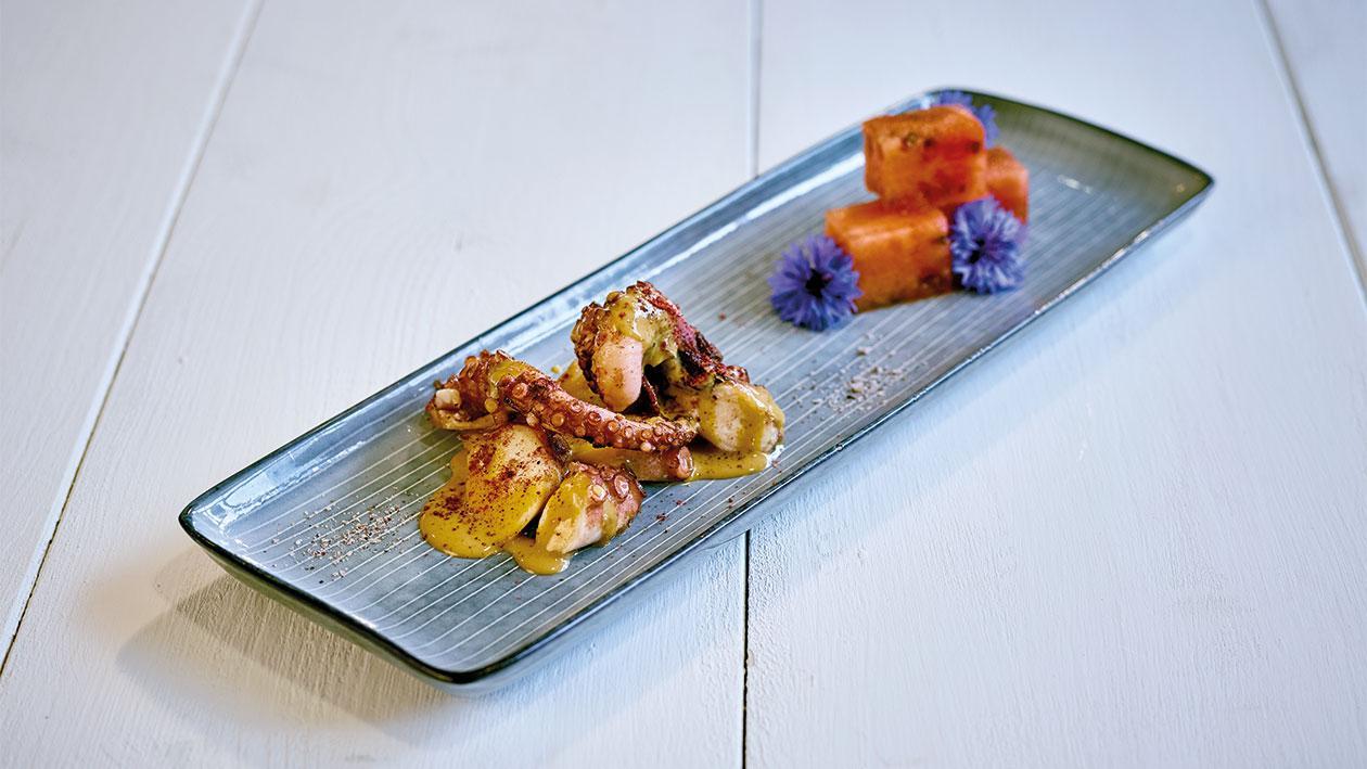 Pulpo mit Thai Curry-Hollandaise und Wassermelone Pulpo mit Thai Curry-Hollandaise und Wassermelone