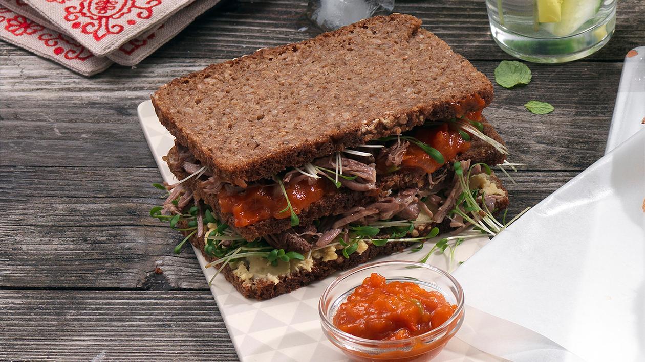 Pumpernickel-Sandwich mit gezupfter Lammschulter Pumpernickel-Sandwich mit gezupfter Lammschulter