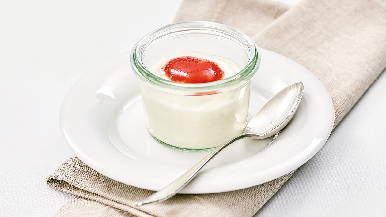 Quarkcreme mit Erdbeeren in pürierter Form Quarkcreme mit Erdbeeren in pürierter Form