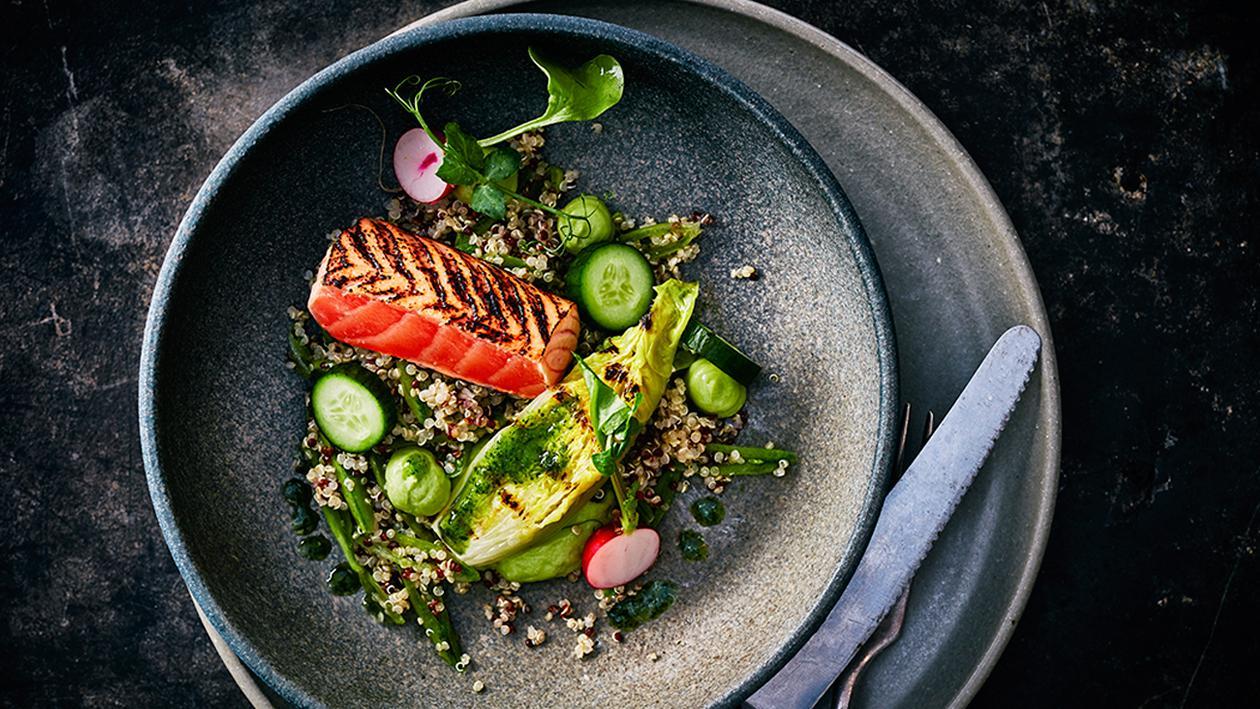 Quinoa Salat mit mariniertem Lachs, Lime-Koriander Vinaigrette, Avocado-Creme und grilliertem Römer-Herz Quinoa Salat mit mariniertem Lachs, Lime-Koriander Vinaigrette, Avocado-Creme und grilliertem Römer-Herz