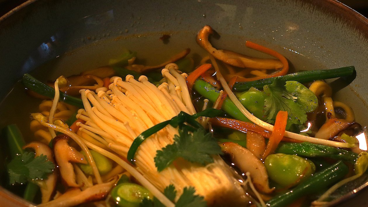 Ramen mit gelbem Curry, Enoki und Gemüse Ramen mit gelbem Curry, Enoki und Gemüse