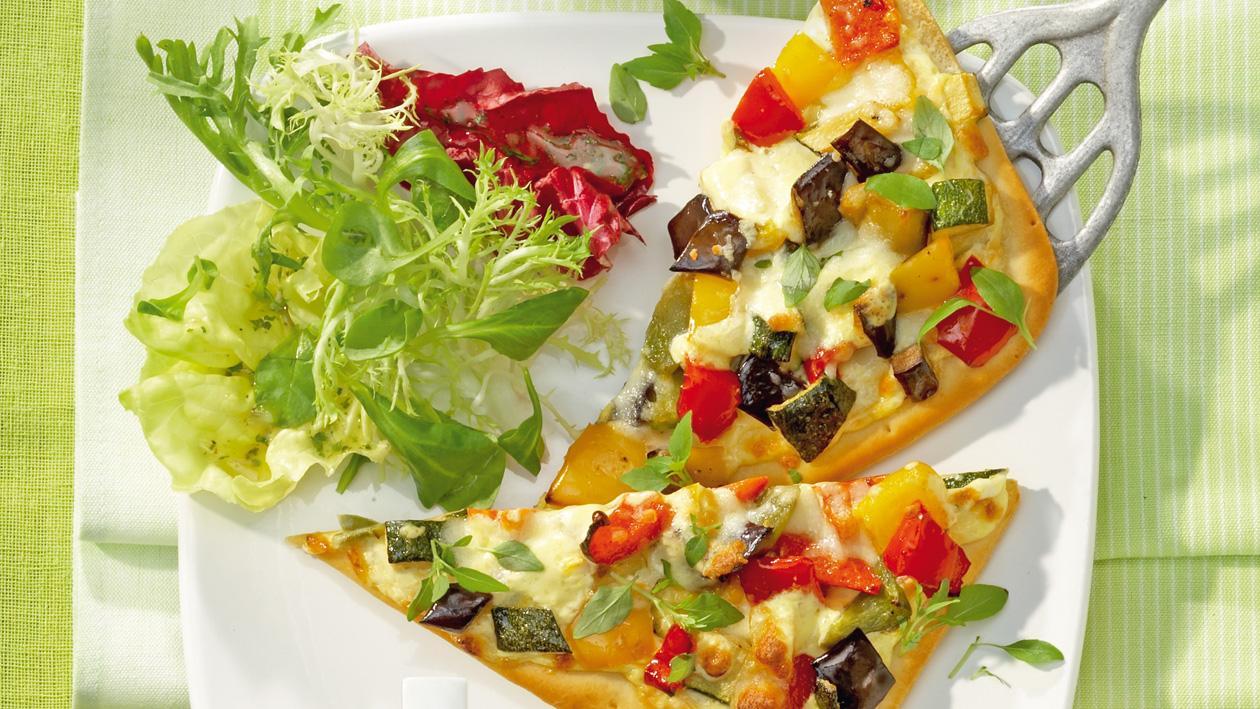 Ratatouille-Tarte, gemischter Salat mit Gartenkräuter-Dressing Ratatouille-Tarte, gemischter Salat mit Gartenkräuter-Dressing