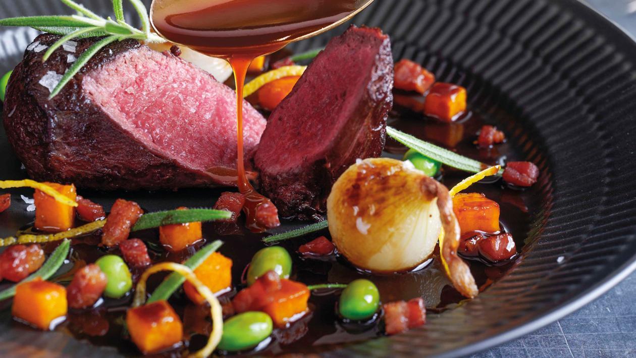 Rehfilet mit Zitroniger Wacholdersauce und Wurzelgemüse Rehfilet mit Zitroniger Wacholdersauce und Wurzelgemüse