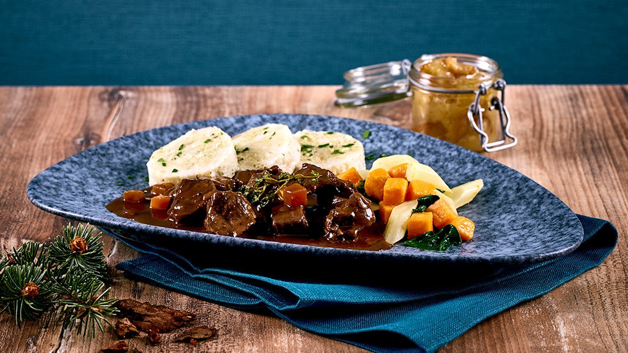 Rehragout mit Schokolade, Serviettenknödel und Sous Vide Schwarzwurzel, Apfel-, Dattel-, Marzipan-Marmelade Rehragout mit Schokolade, Serviettenknödel und Sous Vide Schwarzwurzel, Apfel-, Dattel-, Marzipan-Marmelade