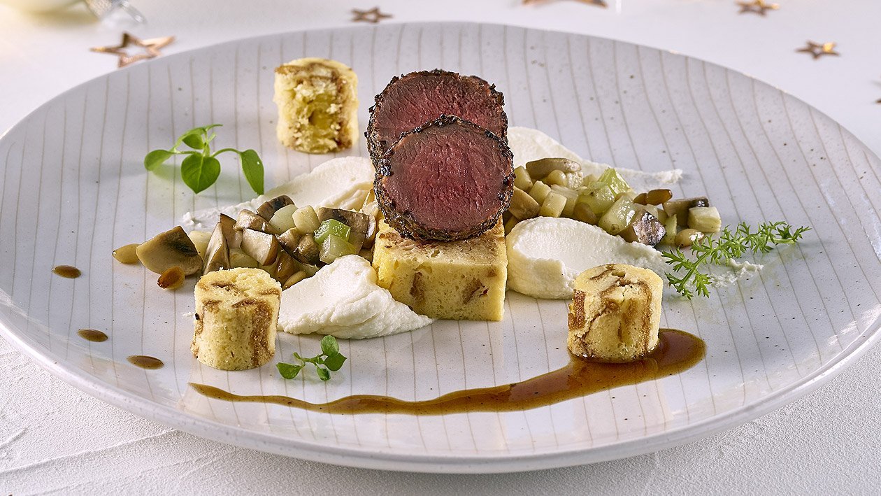 Rehrücken an Pfeffer - Vanillesauce mit Sellerie - Pilz Pinienkerngemüse Rehrücken an Pfeffer - Vanillesauce mit Sellerie - Pilz Pinienkerngemüse