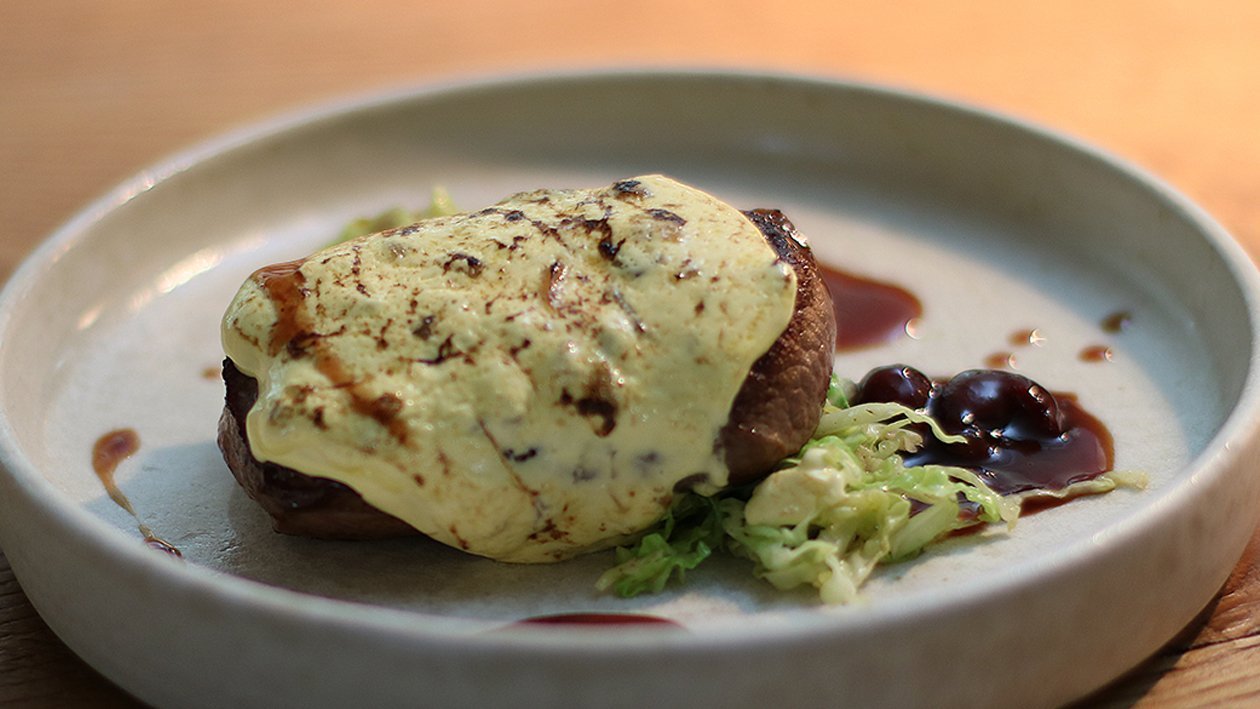 Rehrücken mit Maronen-Hollandaise, Wirsing und Kischsauce Rehrücken mit Maronen-Hollandaise, Wirsing und Kischsauce