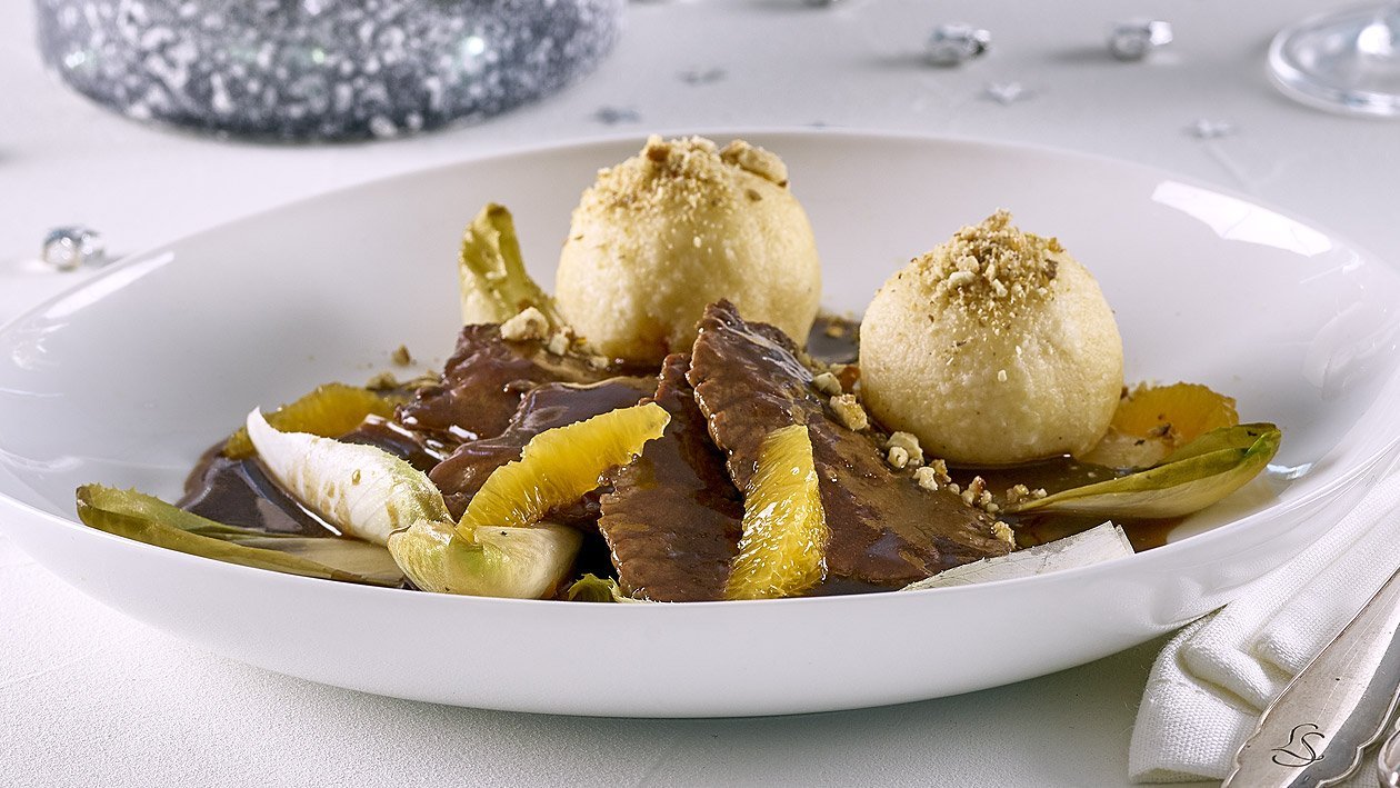 Rehschnitzl auf geschmorten Chicorée mit Grießknödel Rehschnitzl auf geschmorten Chicorée mit Grießknödel