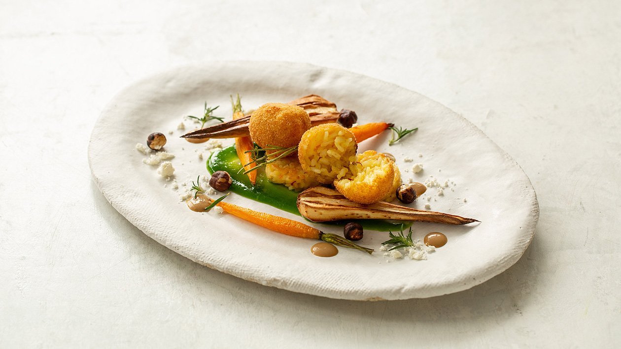 Reisschnitte mit Pilz – Wurzelgemüse, gebackenen Reisbällchen, Getreidesauce und Olivenölstaub Reisschnitte mit Pilz – Wurzelgemüse, gebackenen Reisbällchen, Getreidesauce und Olivenölstaub