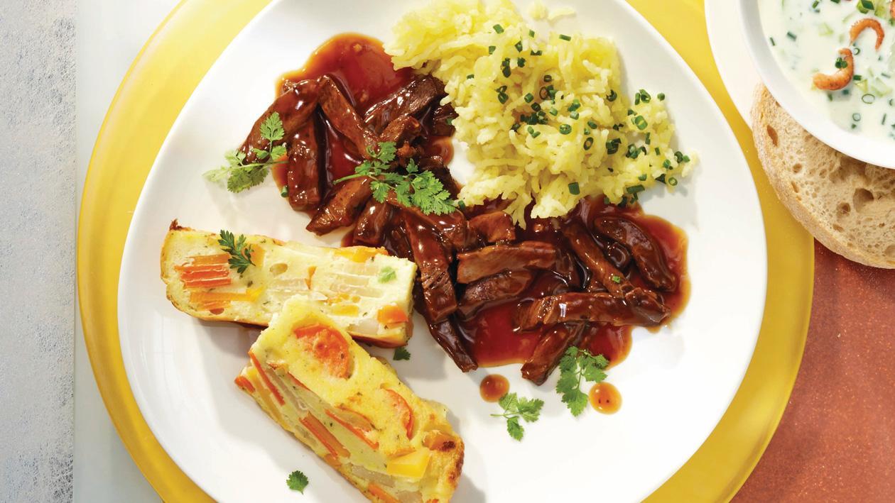 Rentiersauté mit Flan von Wurzelgemüse und Schneekartoffeln Rentiersauté mit Flan von Wurzelgemüse und Schneekartoffeln