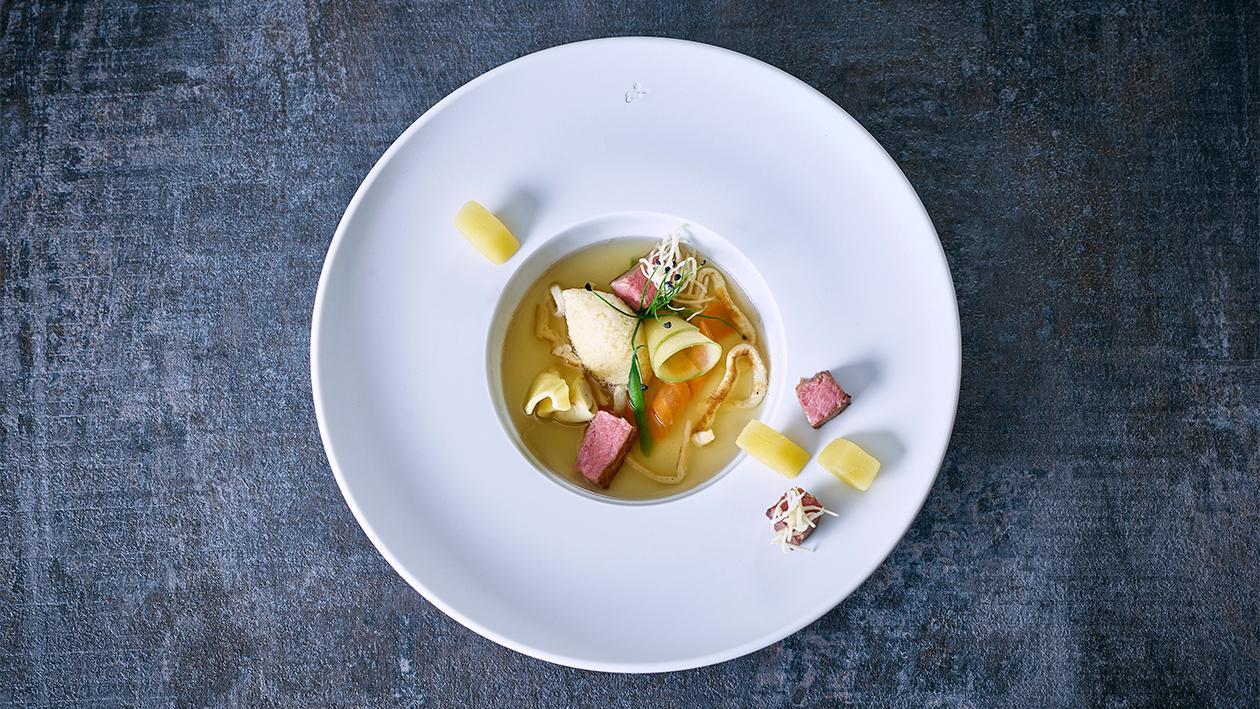 Rinder-Consommé mit rosa Kalbstafelspitz Grießnocken und Flädle Rinder-Consommé mit rosa Kalbstafelspitz Grießnocken und Flädle