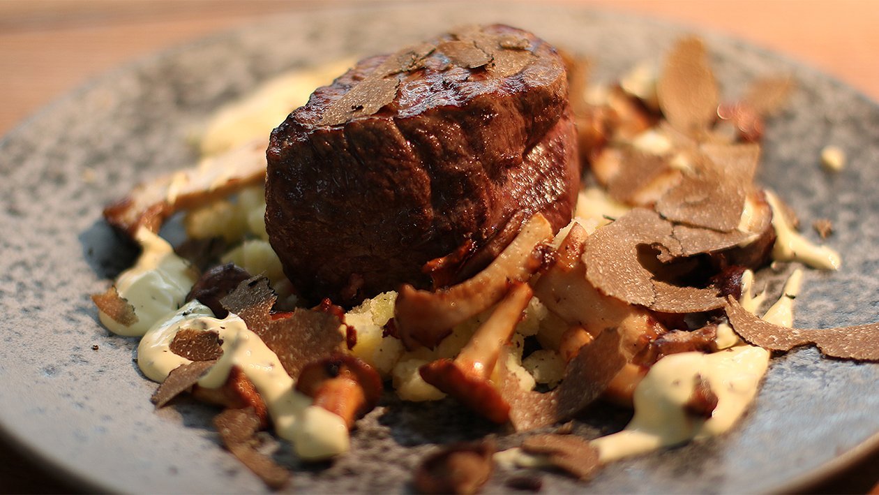 Rinder Filet, Estragon Hollandaise, Pilze, Kartoffel Knoblauch Stampf Rinder Filet, Estragon Hollandaise, Pilze, Kartoffel Knoblauch Stampf