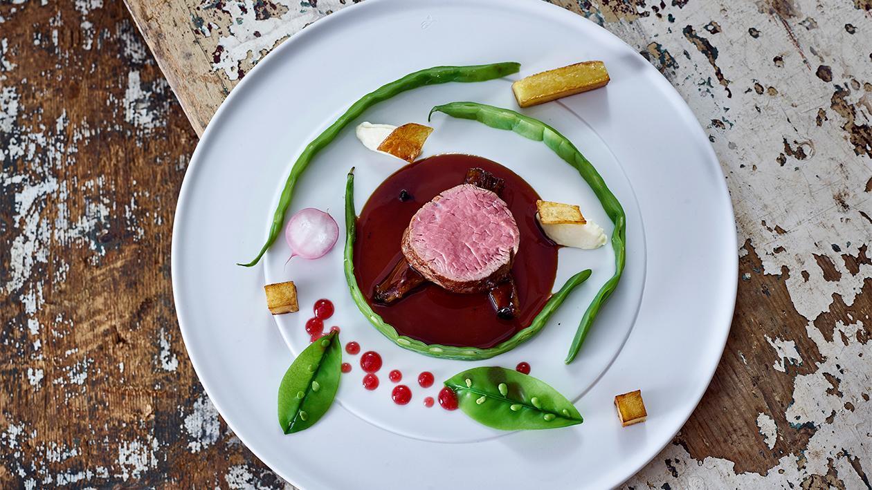 Rinderfilet mit Ochsenschwanzragout Selleriepüree Rinderfilet mit Ochsenschwanzragout Selleriepüree