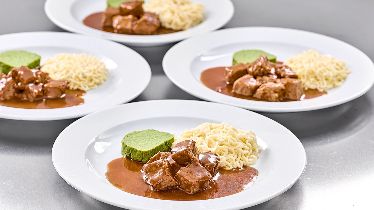 Rindergulasch, Broccoli und Nudeln in pürierter Form Rindergulasch, Broccoli und Nudeln in pürierter Form