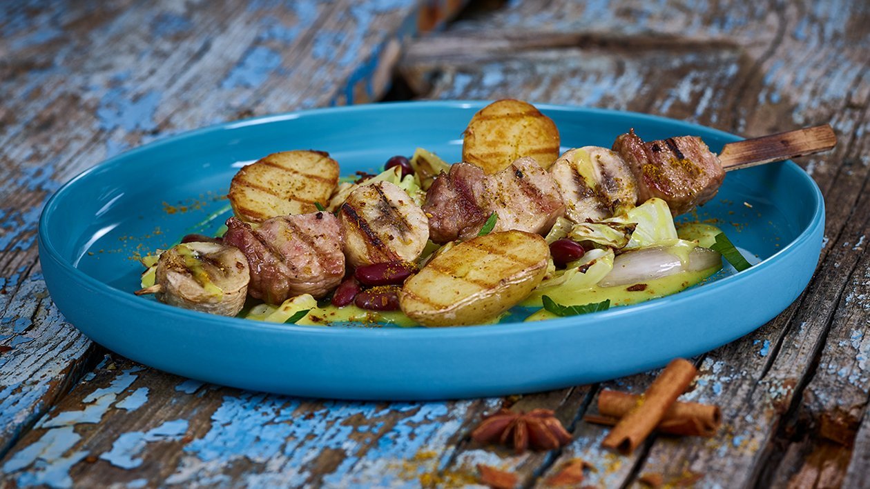 Rinderwürfel-Bananenspieß mit Currysauce Rinderwürfel-Bananenspieß mit Currysauce