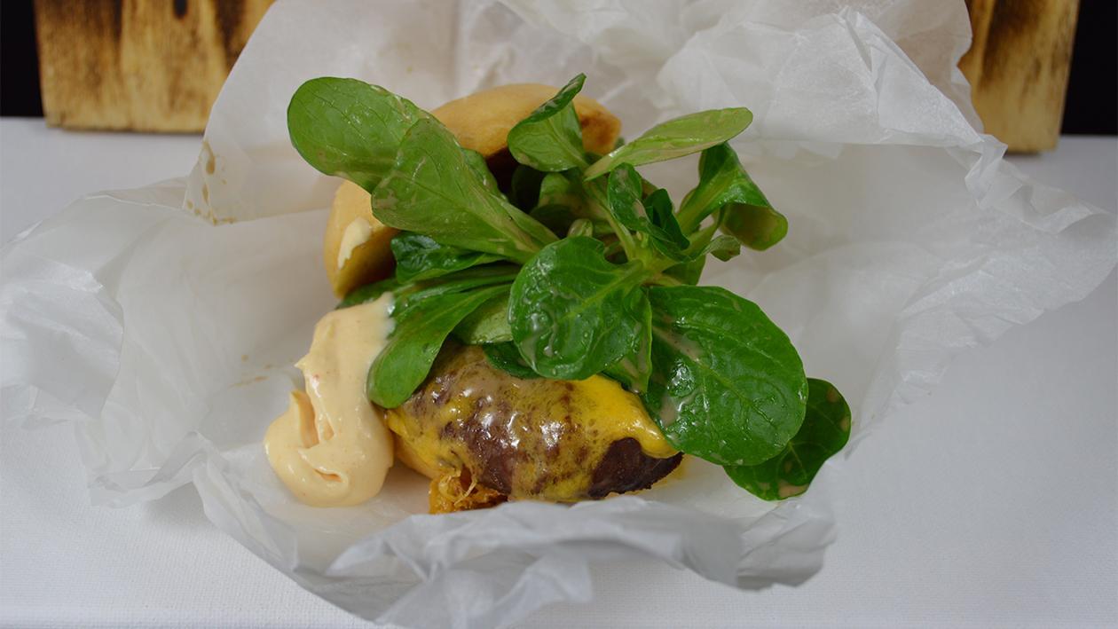 Rindsburger mit Cheddar und Feldsalat Rindsburger mit Cheddar und Feldsalat