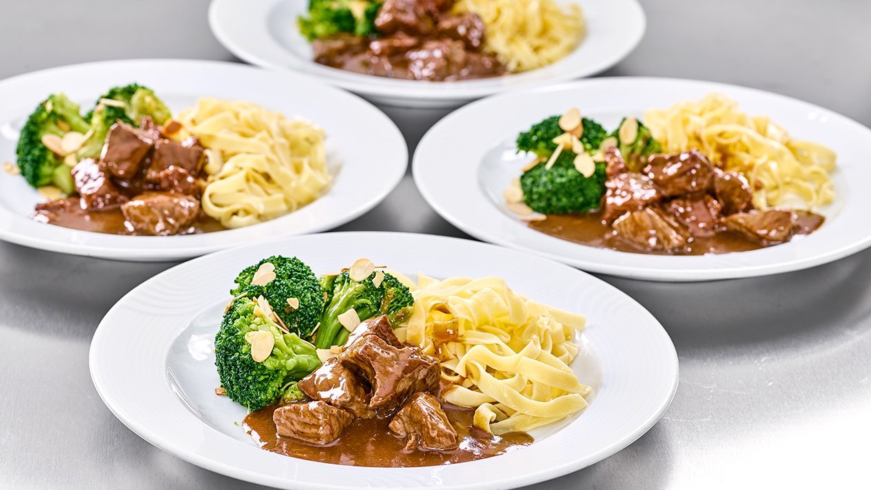Rindsgulasch mit Broccoli und Nudeln Rindsgulasch mit Broccoli und Nudeln