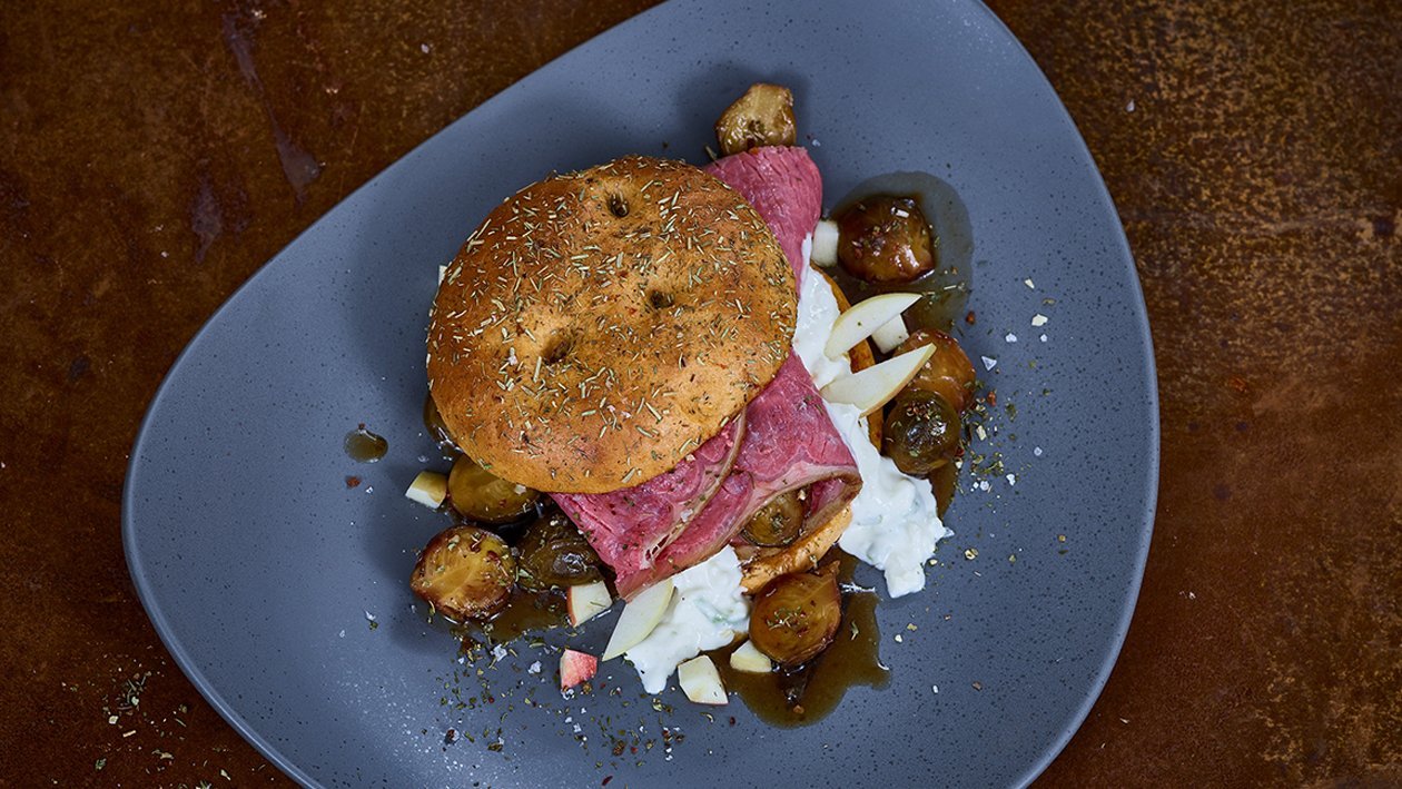 Roastbeef Burger mit Meerrettichdip und Rucola Roastbeef Burger mit Meerrettichdip und Rucola
