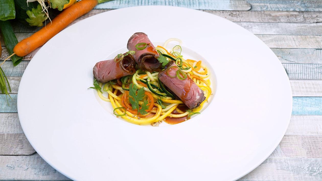 Roastbeef mit Asis Kruste auf Gemüse Nudeln Roastbeef mit Asis Kruste auf Gemüse Nudeln