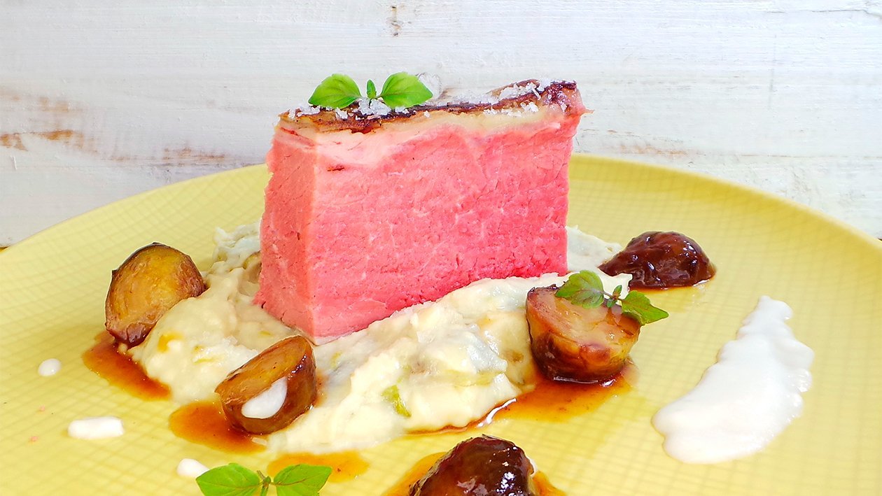 Roastbeef mit Meerrettich-Velouté und geschmorter Rosenkohl Roastbeef mit Meerrettich-Velouté und geschmorter Rosenkohl