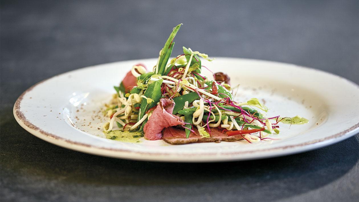 Roastbeef mit Zuckerschoten-Sprossensalat Roastbeef mit Zuckerschoten-Sprossensalat