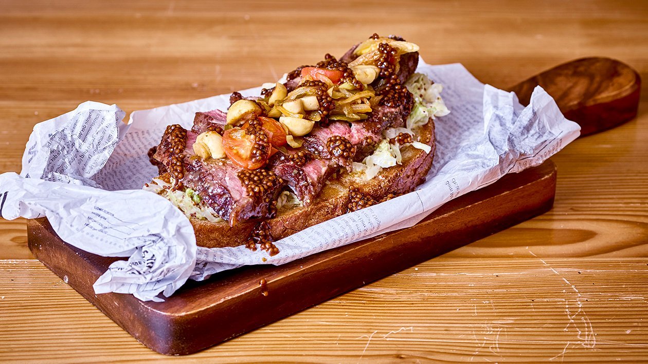 Roastbeefstulle mit Senfkraut, Tomaten Pilz Cider Salsa und Senfkaviar Roastbeefstulle mit Senfkraut, Tomaten Pilz Cider Salsa und Senfkaviar