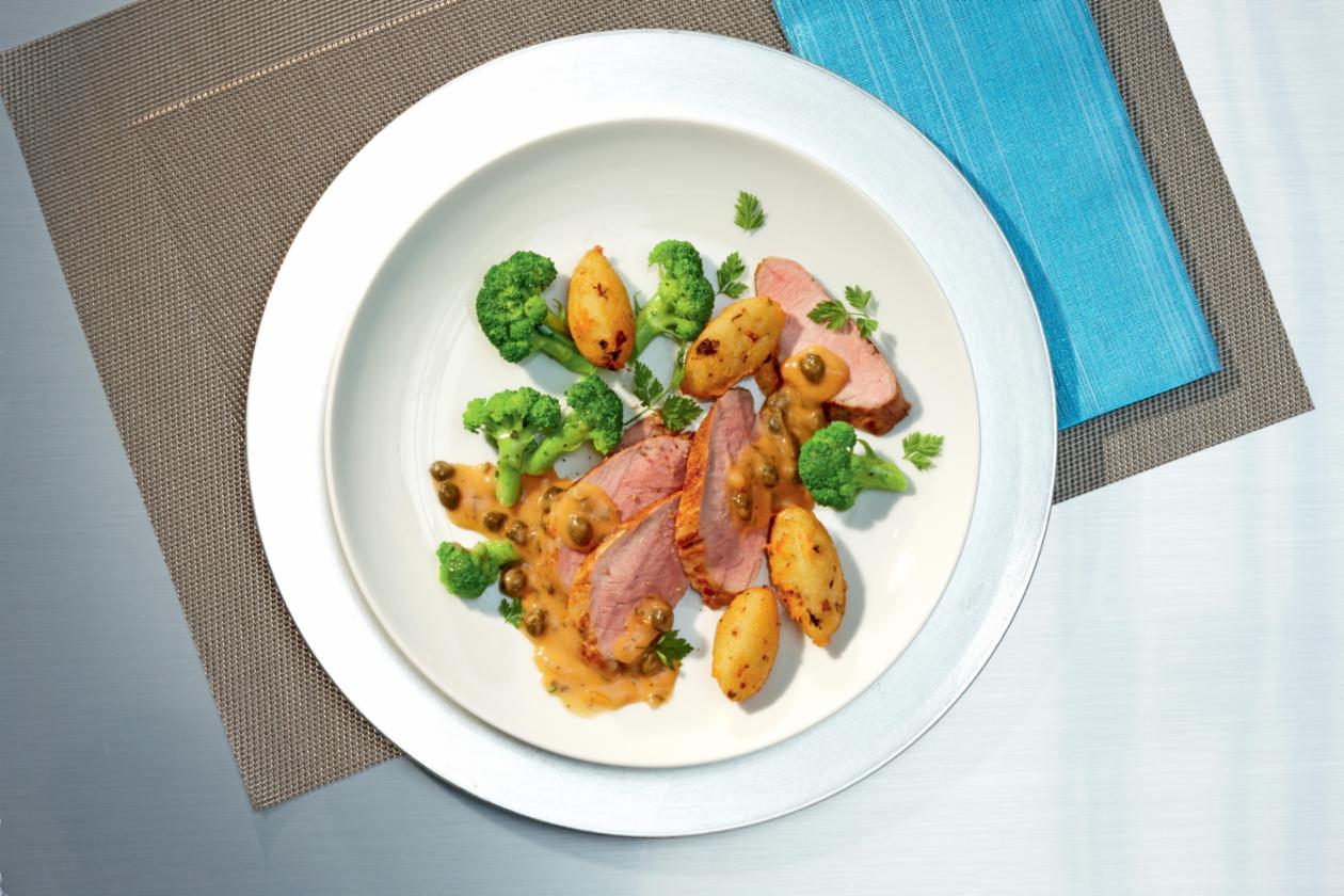 Rosa gebratenes Schweinefilet mit Schalotten-Kapern-Frischkäsesauce, Broccoli und Pilzkrusteln Rosa gebratenes Schweinefilet mit Schalotten-Kapern-Frischkäsesauce, Broccoli und Pilzkrusteln