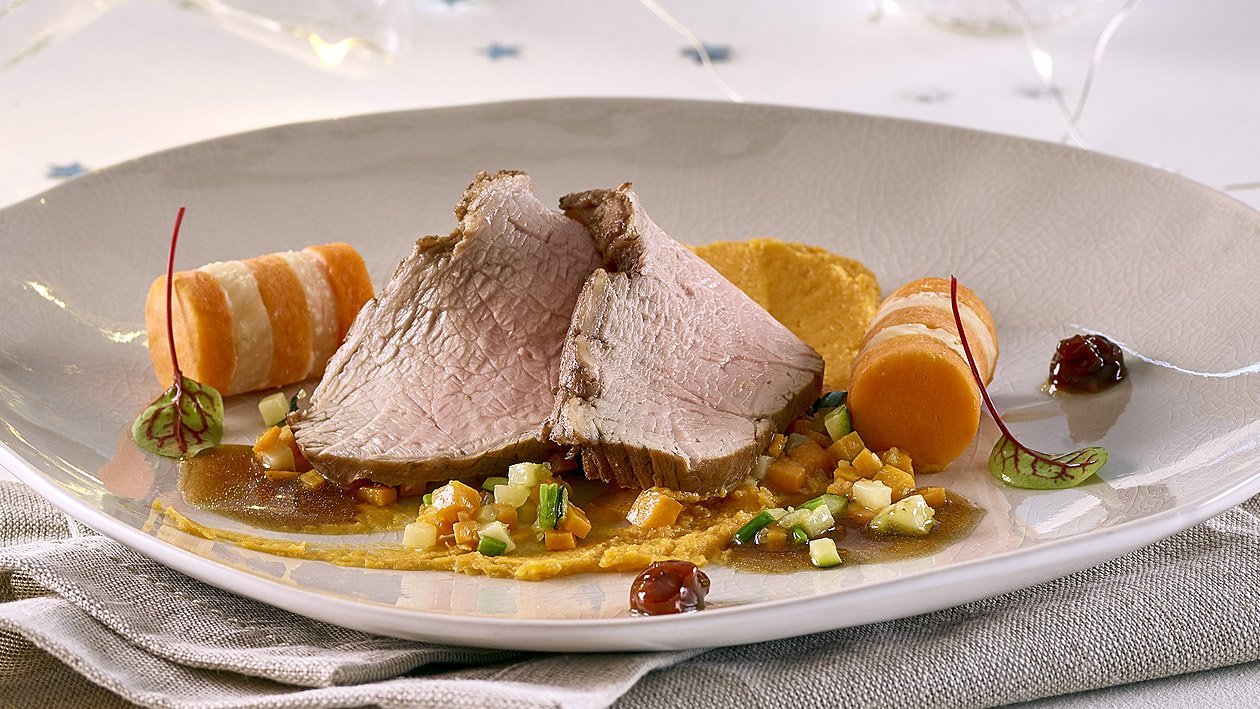 Rosa geschmorter Kalbstafelspitz mit Rosmarin-Süßkartoffel und Berberitzen Sauce Rosa geschmorter Kalbstafelspitz mit Rosmarin-Süßkartoffel und Berberitzen Sauce