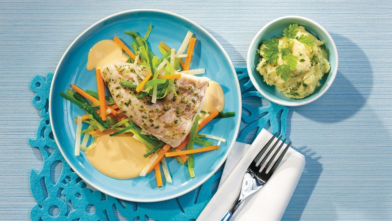 Rotbarschfilet mit Gemüsestreifen und Kräuterpüree Rotbarschfilet mit Gemüsestreifen und Kräuterpüree