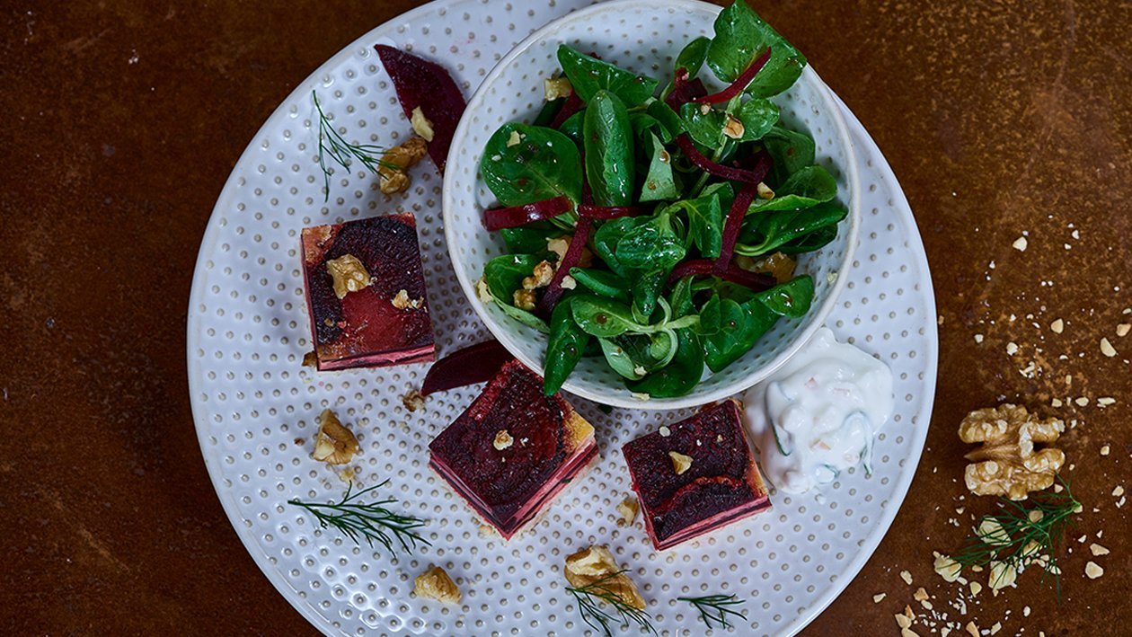 Rote Beet-Quiche mit Feldsalat und Walnüssen Rote Beet-Quiche mit Feldsalat und Walnüssen