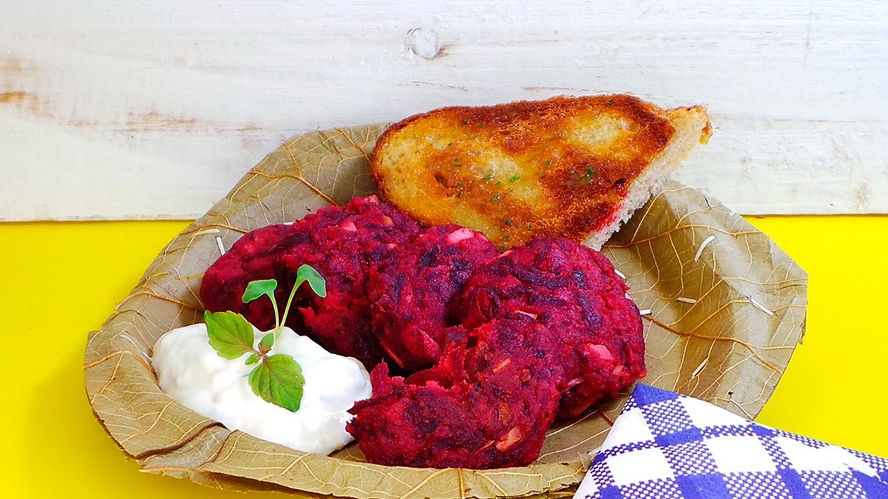Rote Beete Frikadelle mit Meerrettich-Apfel-Dip Rote Beete Frikadelle mit Meerrettich-Apfel-Dip